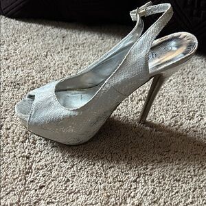 Chic Silver Slingback Heels